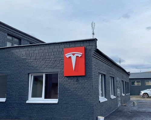 Podświetlane logo serwisu Tesla